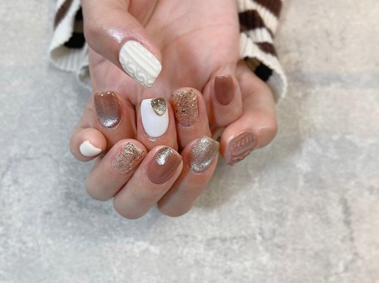 ホワイトとブラウンのニットネイル