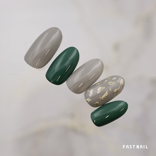 シンプルなカラーにラメのヒョウ柄を入れたアニマルネイルのデザイン