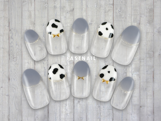 ゴールドのリボンをのせた可愛らしいアニマルネイルのデザイン