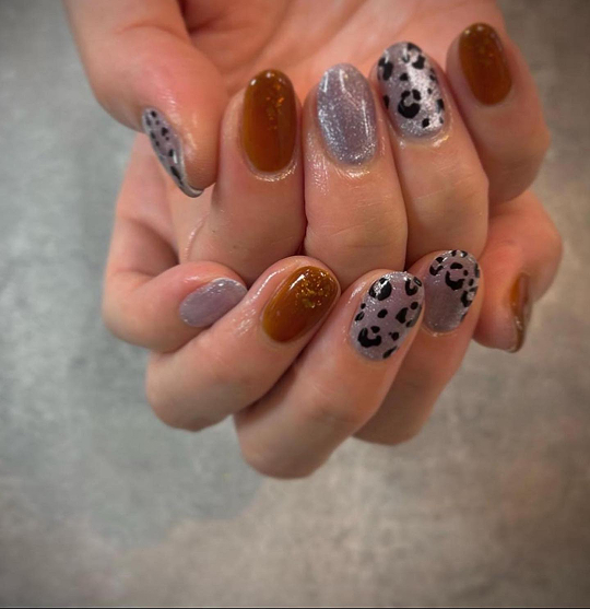 シルバーがベースのスタイリッシュなアニマルネイルのデザイン