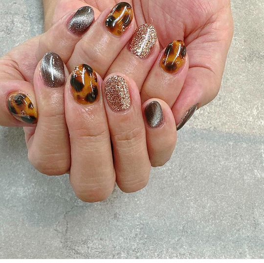 落ち着いたブラウンで上品なアニマルネイルのデザイン