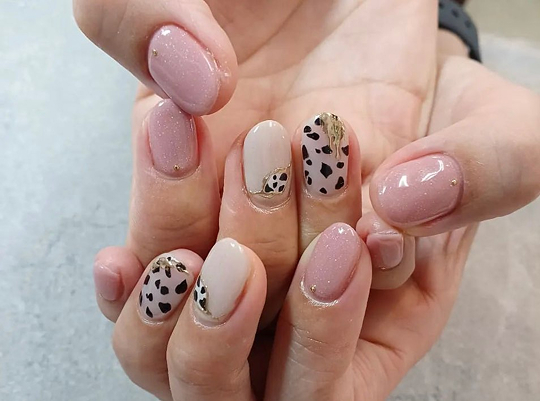 ゴールドのミラーでこなれ感を演出するアニマルネイルのデザイン