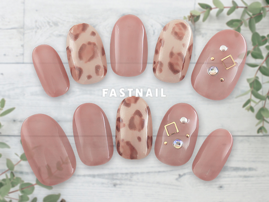 透け感ピンクで軽やかなアニマルネイルのデザイン