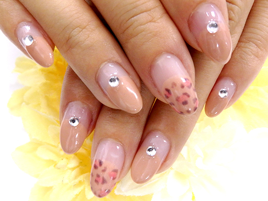 大粒のストーンをのせた華やかなアニマルネイルのデザイン