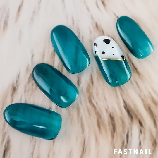 ワンポイントのダルメシアン柄で遊び心があるアニマルネイルのデザイン