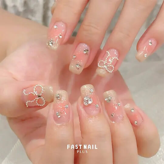王道ピンクにリボンを重ねたガーリーなチークネイルのデザイン