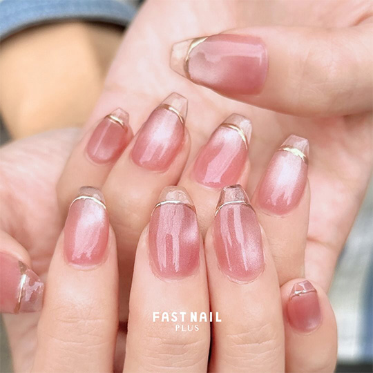 クリアフレンチ×ゴールドラインが上品なネイルデザイン