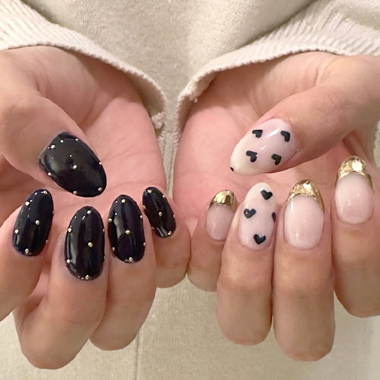 モノトーンベースにゴールドのアクセントを効かせたアシンメトリーネイル