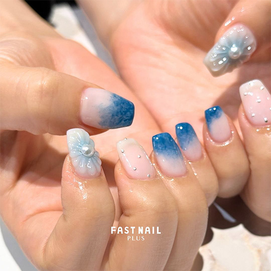 鮮やかなブルーのグラデーションネイル