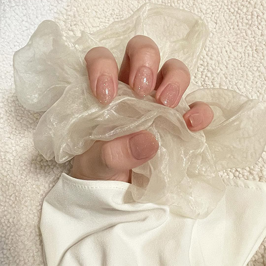 オフィスにふさわしい肌馴染みのいいネイル