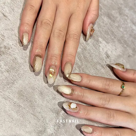 ゴールドのマグネットネイル