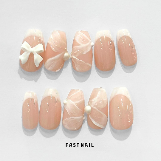 上品なベージュのネイル