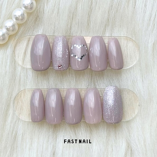 上品なパープルのネイル