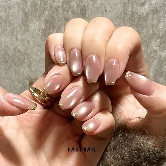 ピンクの水光マグネットネイル