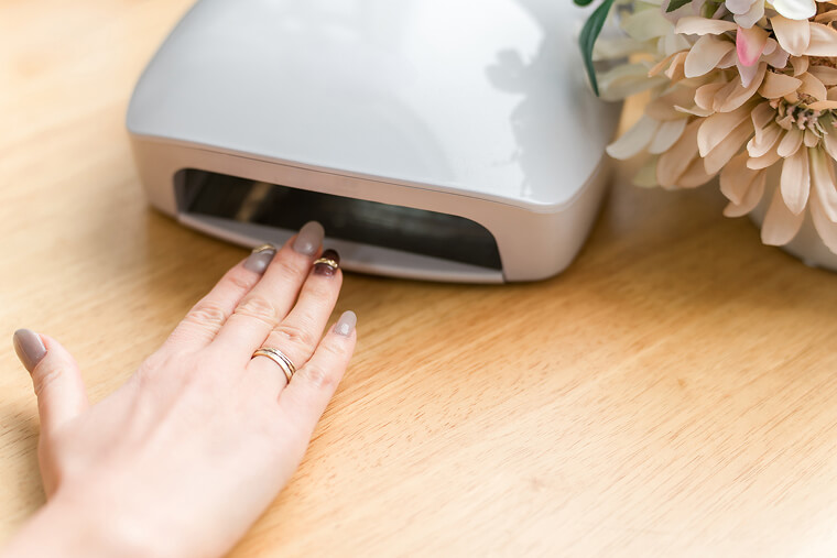 セルフネイルをする人のイメージ