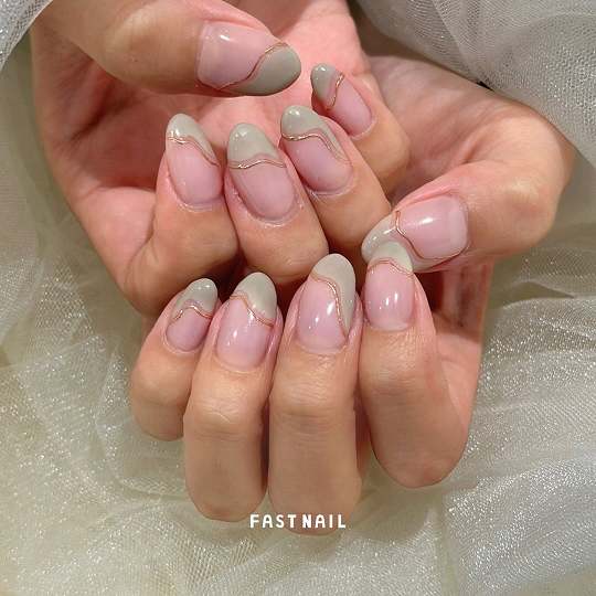 春のグレージュネイル