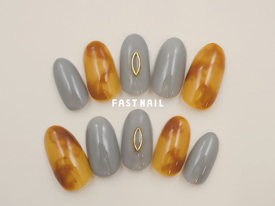 チェックのグレージュネイル