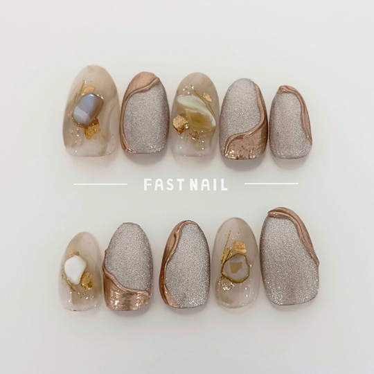 大人っぽくてかっこいいデザインのグレージュネイル